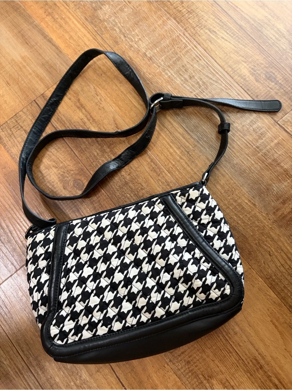 Vera Bradley black & white trapeze trimmed crossbody purse